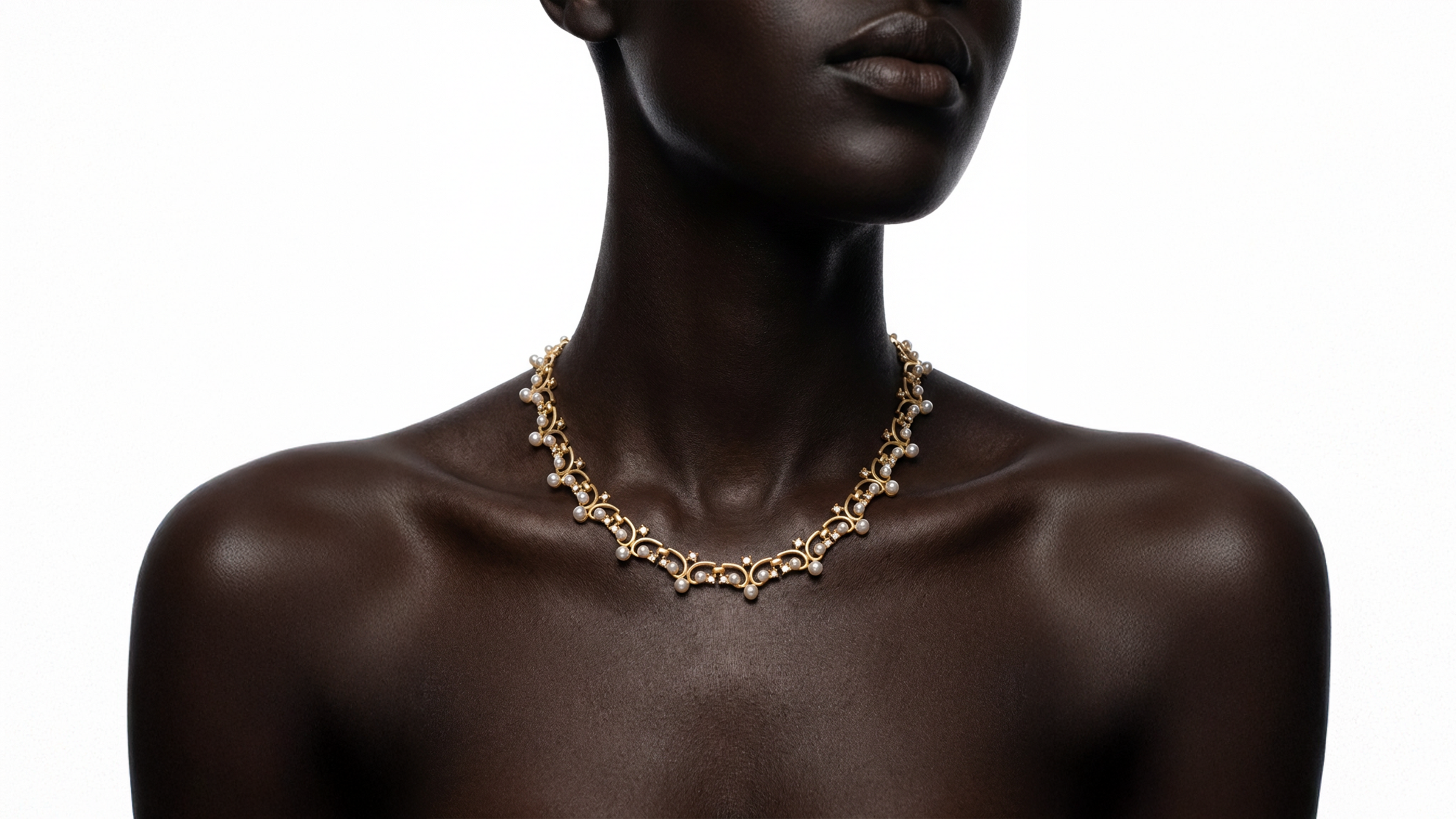 Mannequin wearing a gold necklace on a white background